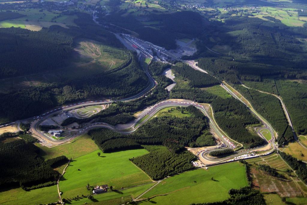 Hotel Francorchamps Pitlane Lodge ภายนอก รูปภาพ